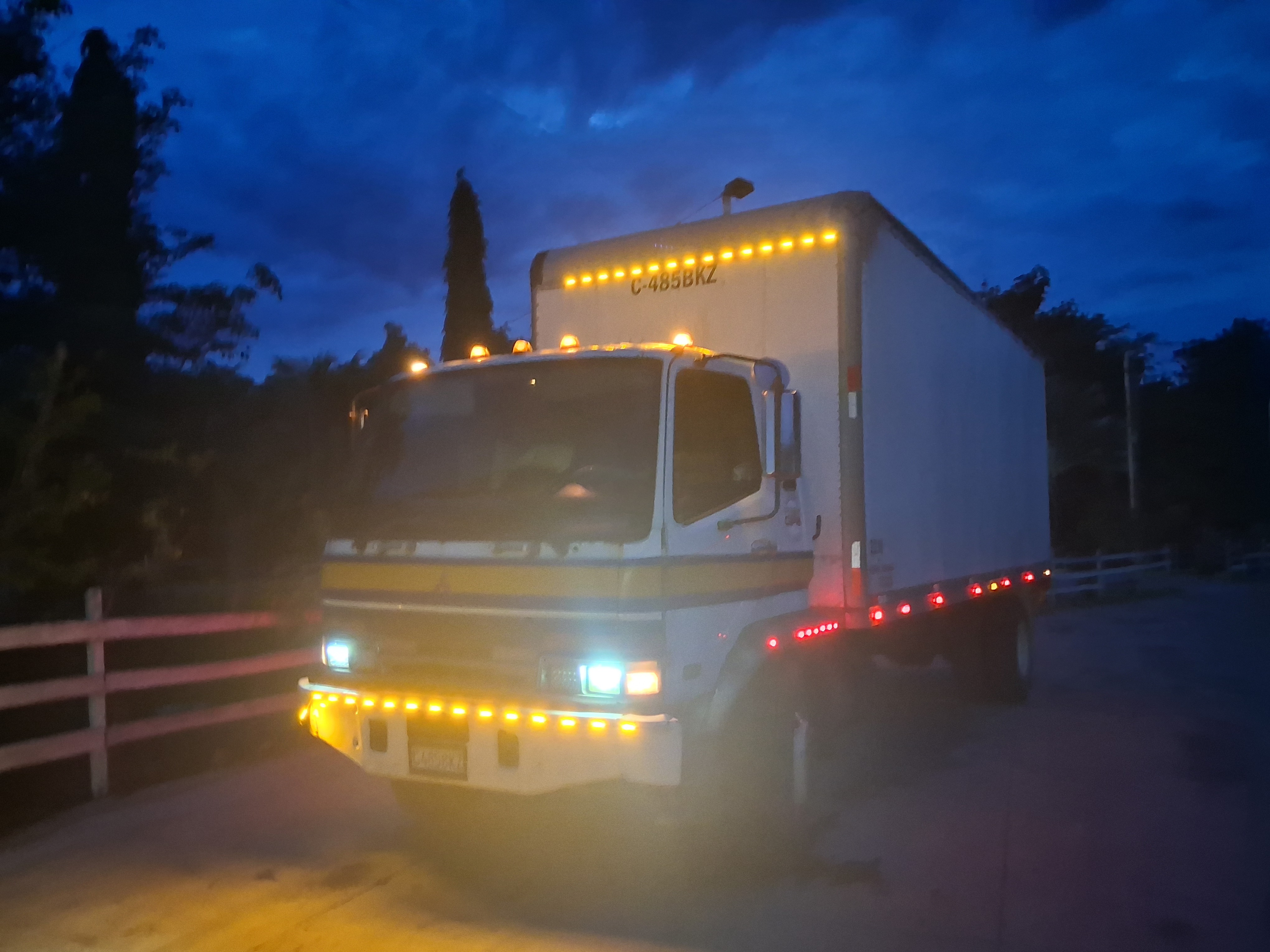 Camión de mudanzas nocturno
