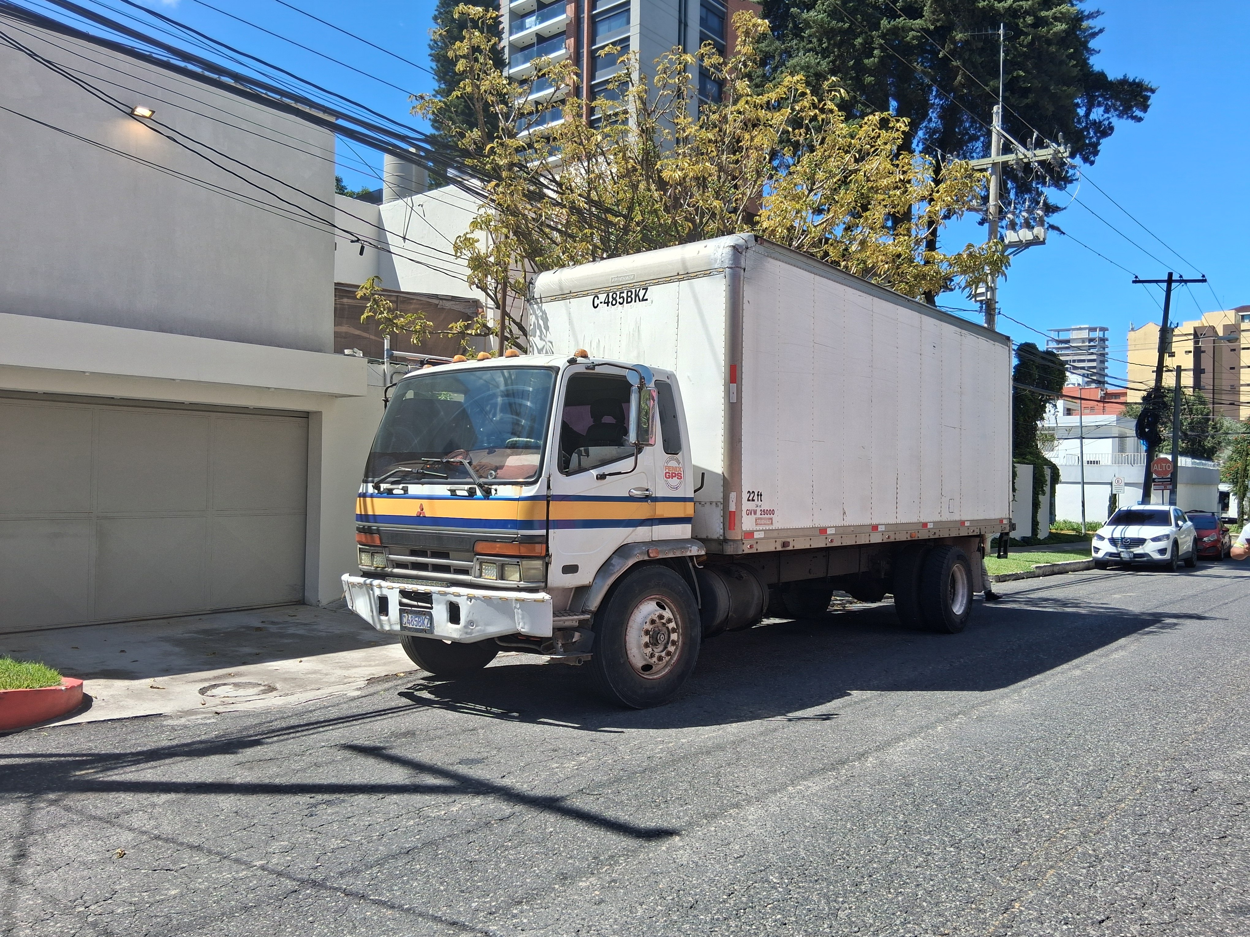 Camión de mudanzas en zona residencial