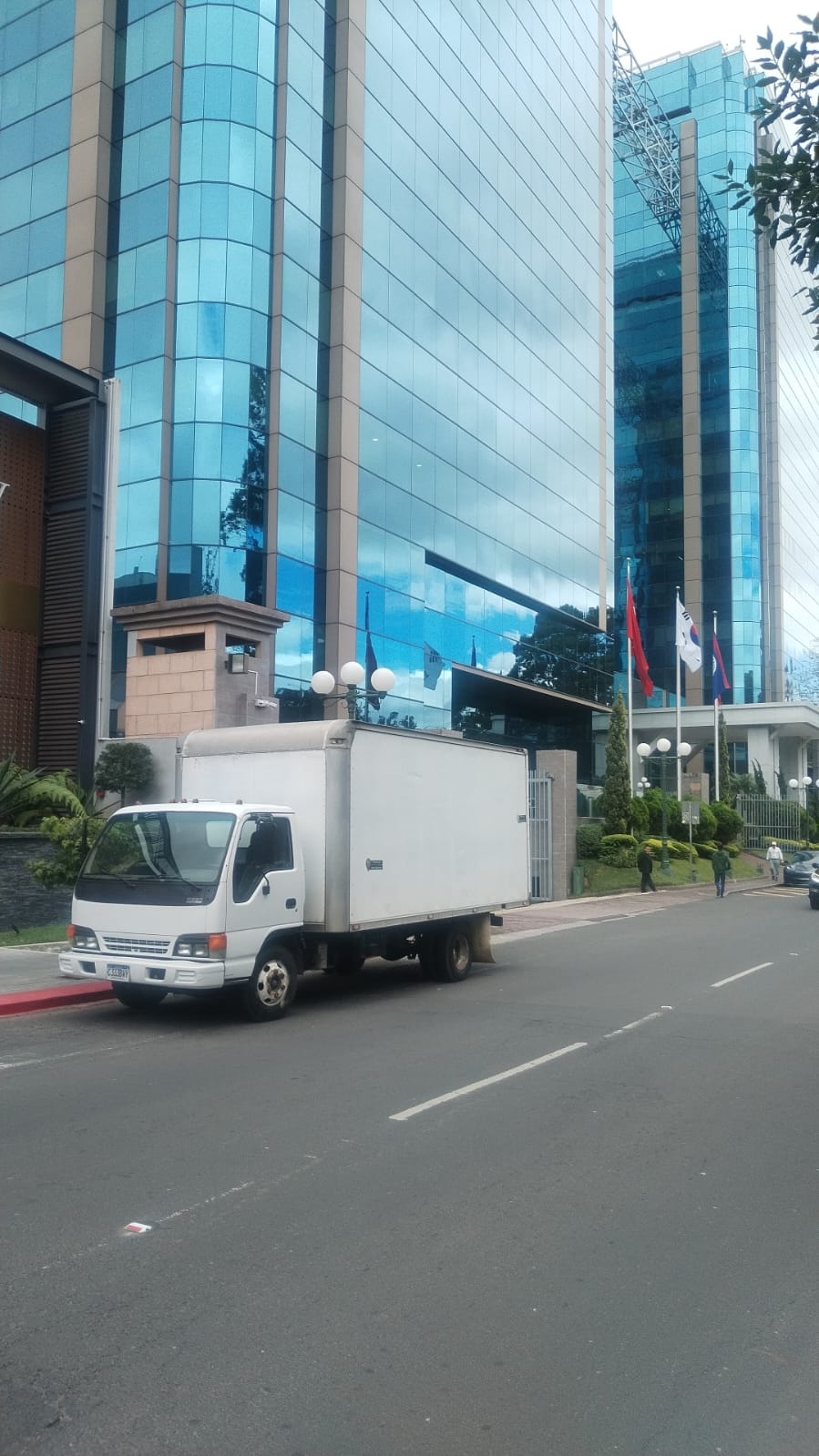 Camión de mudanzas en zona urbana